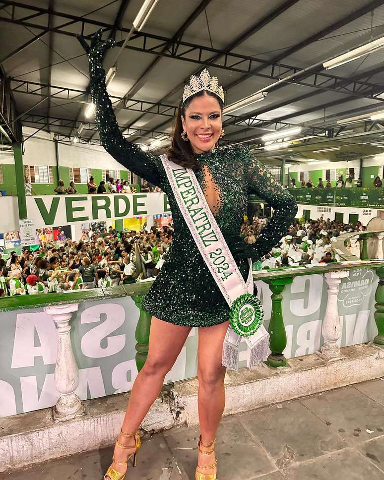 Ex-BBB usar&aacute; coroa avaliada em 500 mil reais