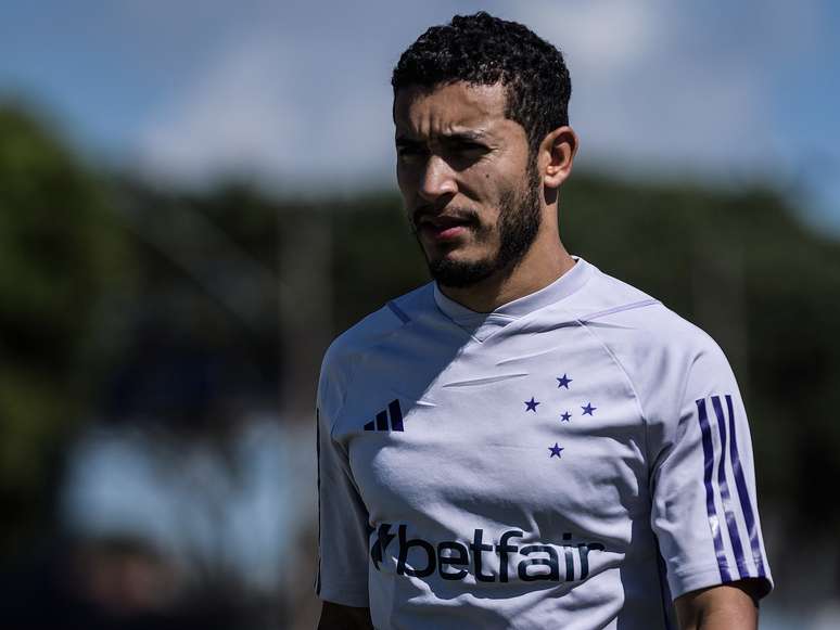 Escândalo no Cruzeiro! Lateral-direito William surpreende e renova contrato em meio a polêmicas e metas secretas