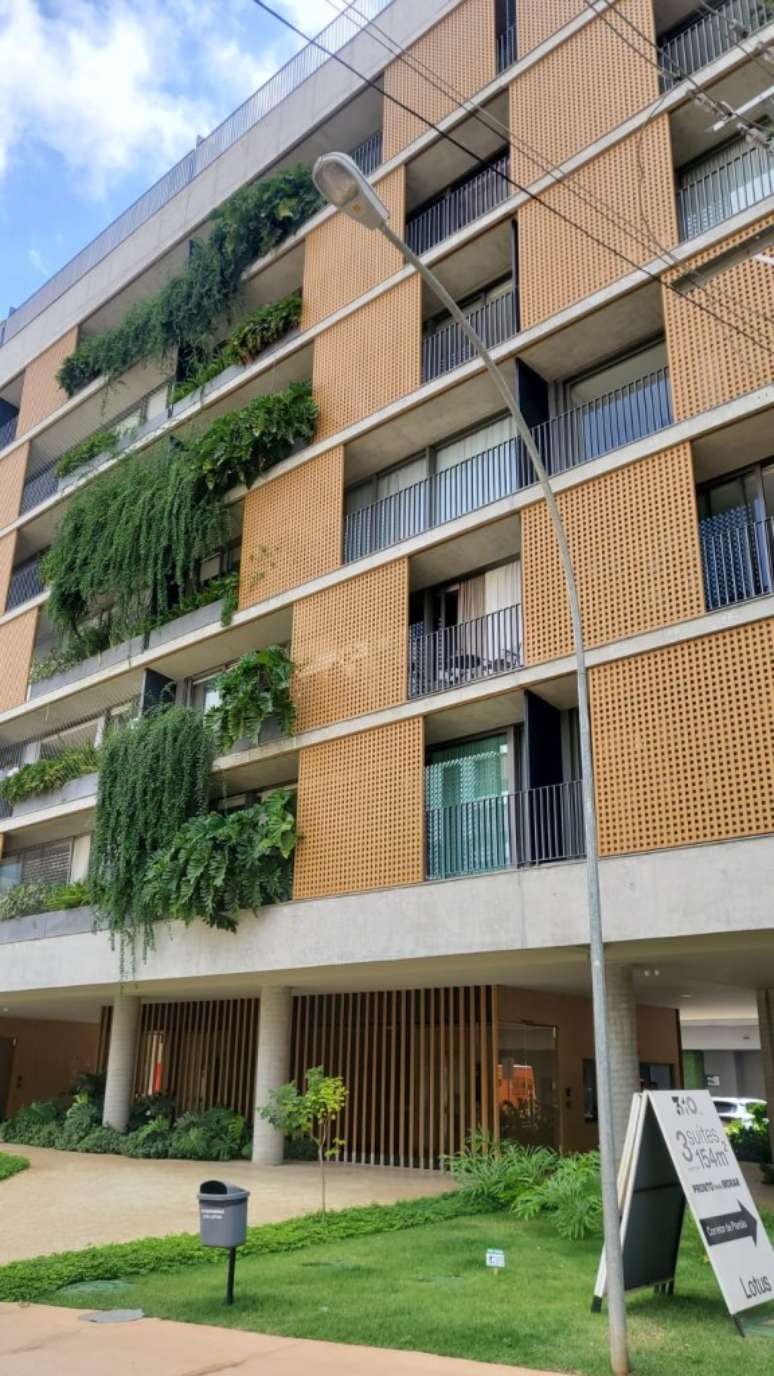 Veja 3 projetos que trazem um olhar contempor&acirc;neo sobre elementos modernos. Na foto, fachada com muxarabis met&aacute;licos.