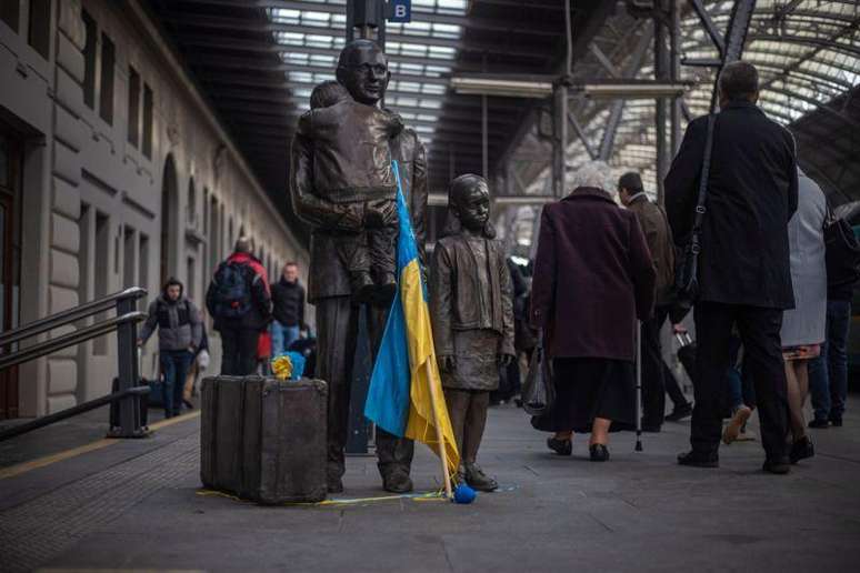 Estátua homenageia Winton na estação ferroviária de Praga