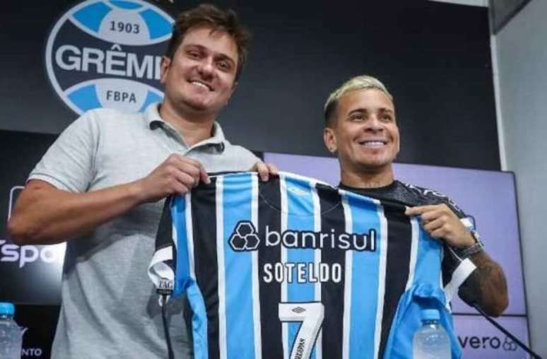 Estrela venezuelana se inspira em ídolo e promete carregar legado no Grêmio com a camisa 7