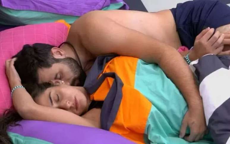 BBB |  Matteus and Denizane exchange affection under the duvet