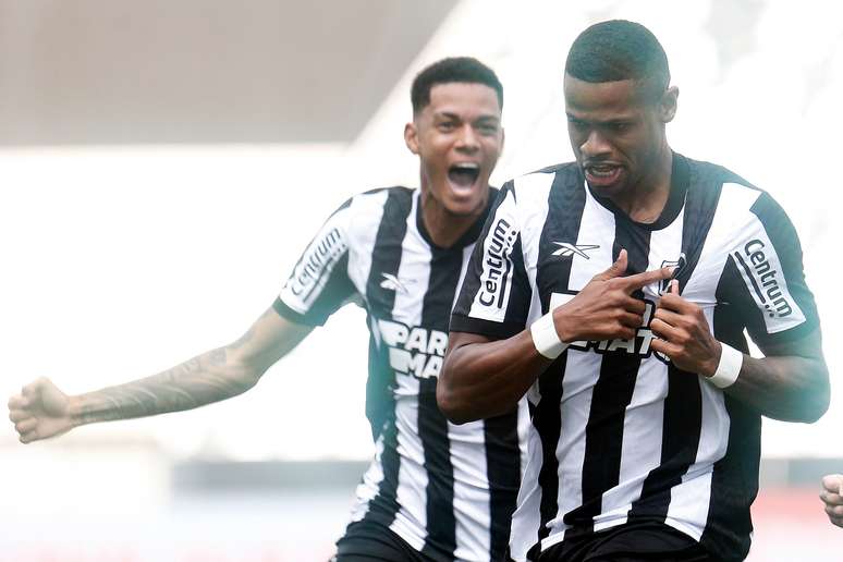 Júnior Santos comemorando o primeiro gol do Botafogo.