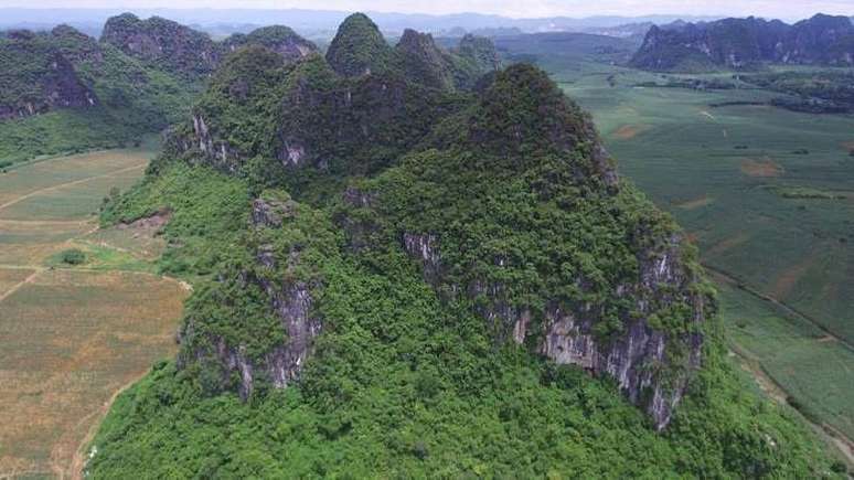 Imagem capturada por um drone de algumas das montanhas onde são encontradas cavernas que abrigam restos de Gigantopitecus