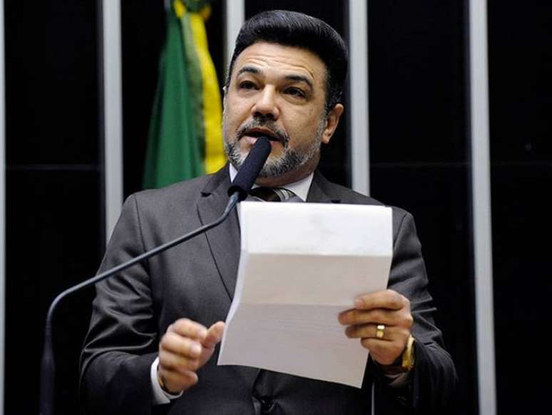 O deputado federal Marco Feliciano acusa colegas da bancada evangélica de agirem como 'porta-vozes' do governo Lula