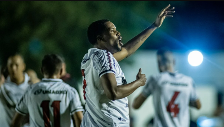 Iury Castilho comemorando o gol contra o Jacuipense 