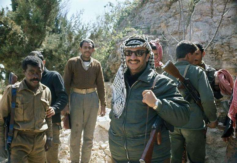 Acampamento do Fatah na Jord&acirc;nia em 1970, onde Yasser Arafat aparece sorrindo