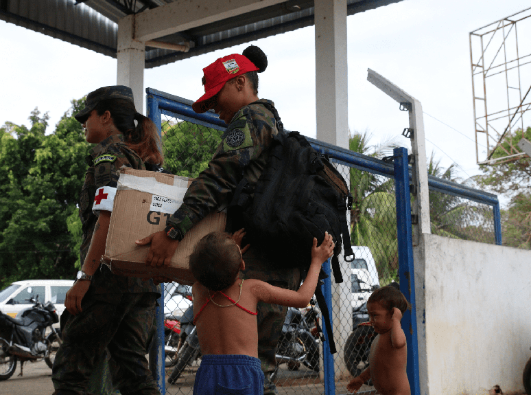 Imagem mostra militares chegando na Casa da Saúde Indígena (CASAI), em Roraima. Governo federal vai entregar 15 mil cestas básicas para os Yanomamis.