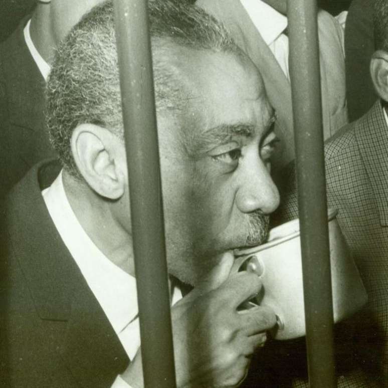 A hist&oacute;ria da Irmandade Mu&ccedil;ulmana no Egito passou por per&iacute;odos dif&iacute;ceis: desde a proibi&ccedil;&atilde;o at&eacute; &agrave; pris&atilde;o e tortura de milhares de seus membros. Em 1966, o famoso pensador isl&acirc;mico Sayyid Qutb foi executado