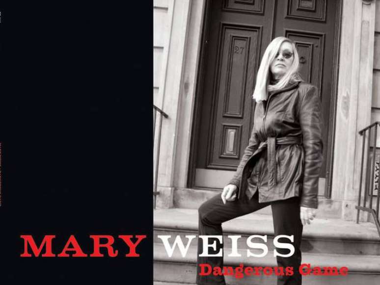 Mary Weiss na capa do disco 'Dangerous Game', de 2007.