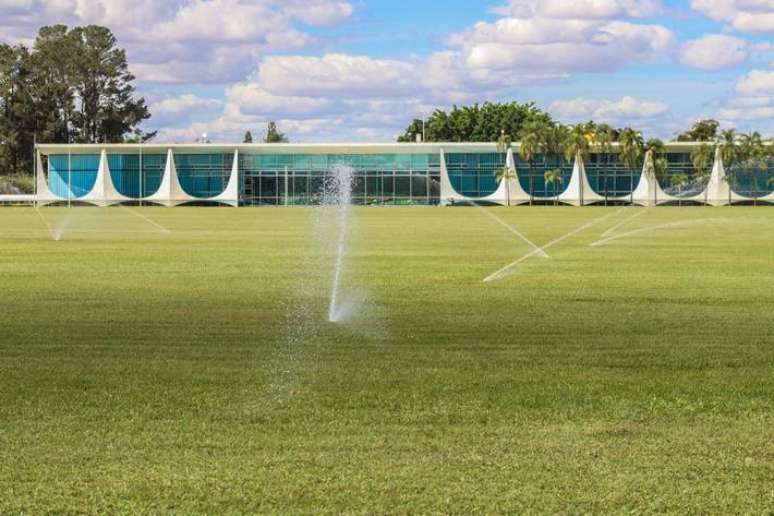 O Palácio da Alvorada, em Brasília, é a residência oficial da Presidência da República.