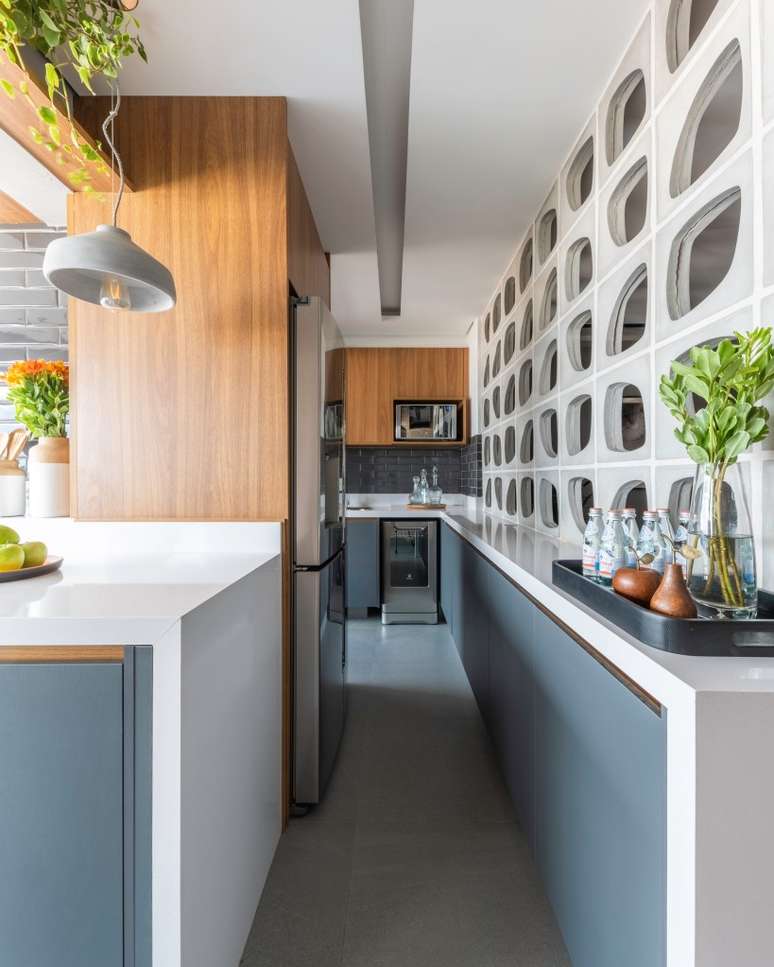 Muxarabis e cobog&oacute;s: veja projetos com esses tipos de divis&oacute;rias vazadas. Projeto de Pietro Terlizzi. Na foto, cozinha com cobog&oacute;.