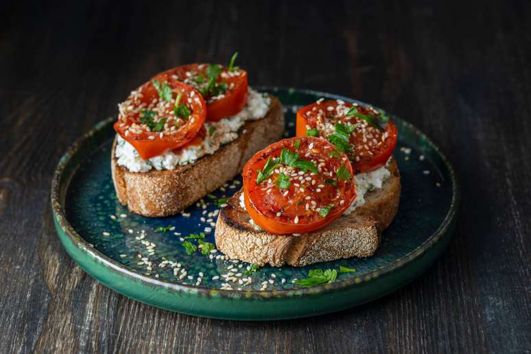 Bruschetta de tomate e queijo feta