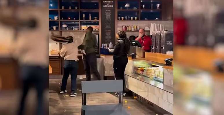 Funcionária invadiu cafeteria e trocou agressão com antigo chefe