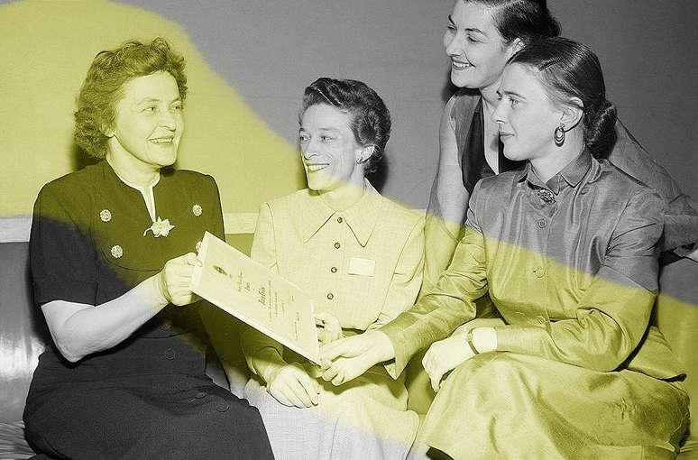 Telkes foi a primeira a receber o Prêmio da Sociedade de Mulheres Engenheiras, que ela “exibe com orgulho” aqui, de acordo com a descrição da foto de 1952