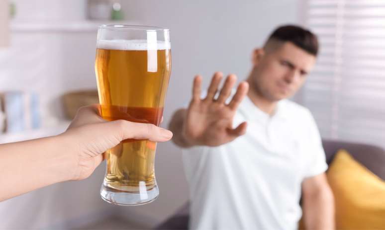 Quer parar de beber em 2024? 7 motivos que vão te incentivar