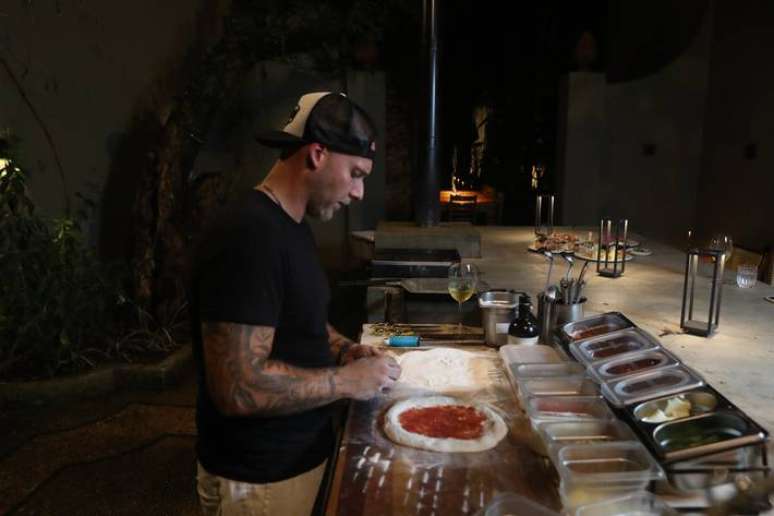 Em sua casa, Luiz Filipe, chef do Evvai, realizou uma série de testes para mostrar aos amigos, em primeira-mão, suas pizzas FOTO ALEX SILVA/ESTADAO