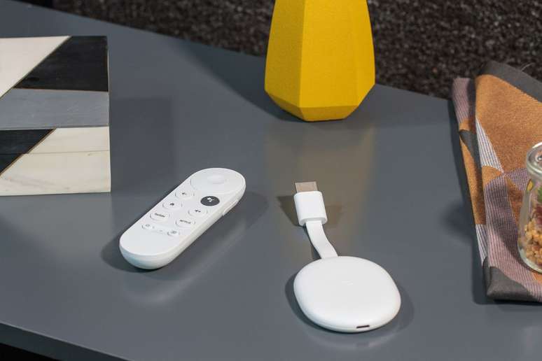 Chromecast tem um design minimalista e elegante (Imagem: Ivo Meneghel Jr/Canaltech)