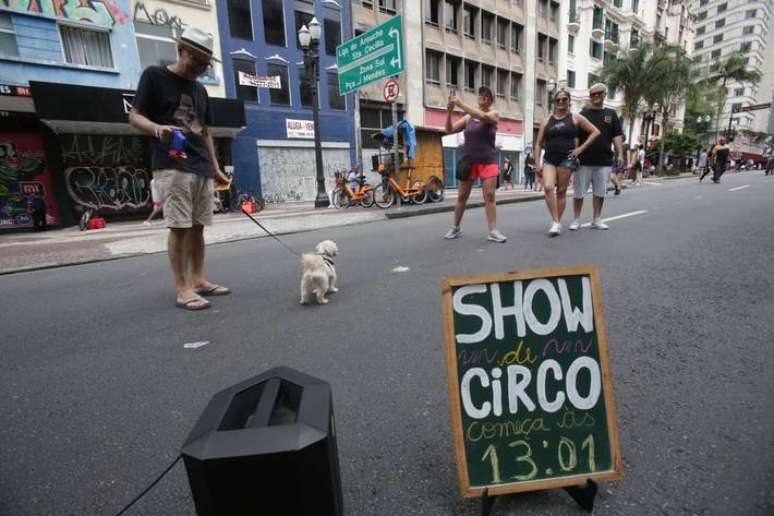Atra&ccedil;&otilde;es se espalharam ao longo da avenida que teve policiamento refor&ccedil;ado