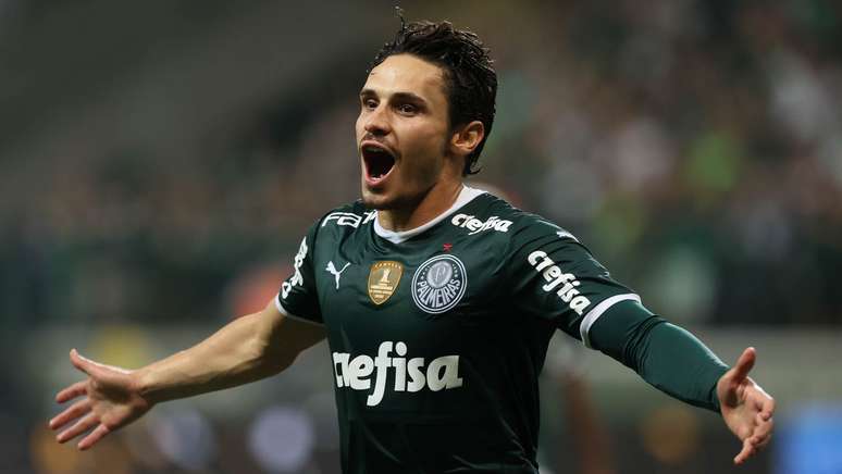 Raphael Veiga comemora gol pelo Palmeiras 