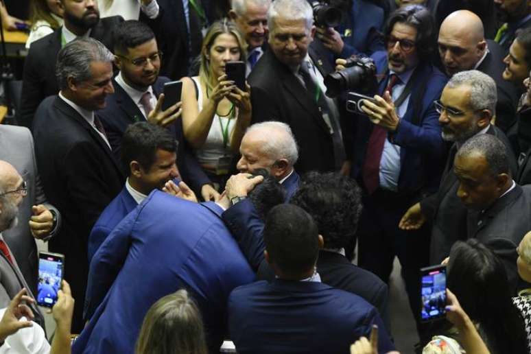 Lula dá abraço em Ciro Nogueira ao chegar para solenidade de promulgação da reforma tributária no Congresso, em 20/12/2023.