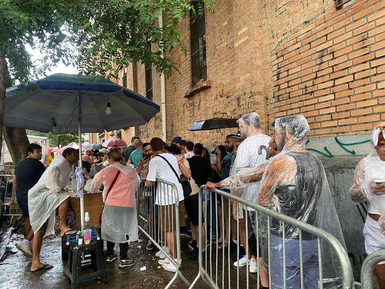 Foliões enfrentam chuva e horas de fila para acompanhar o 2º dia de ensaios do Acadêmicos do Baixo Augusta, em SP