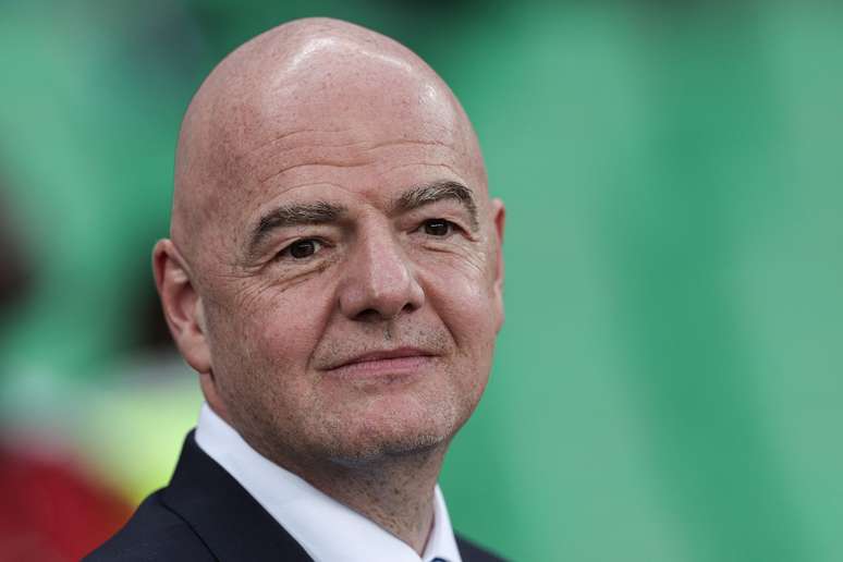 Infantino defende derrota automática por racismo 