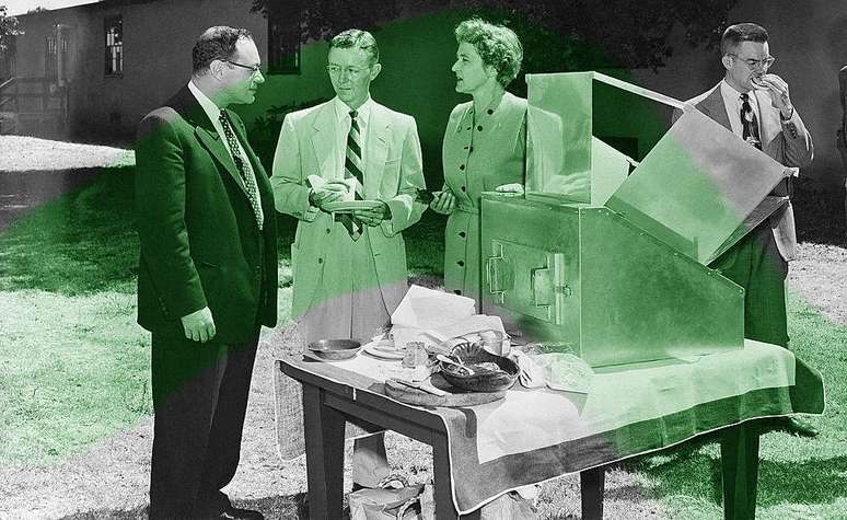 Mária Telkes, “a mais famosa inventora da energia solar do mundo” (conforme descrição da foto da época), com os seus colegas e o seu forno, em 1955