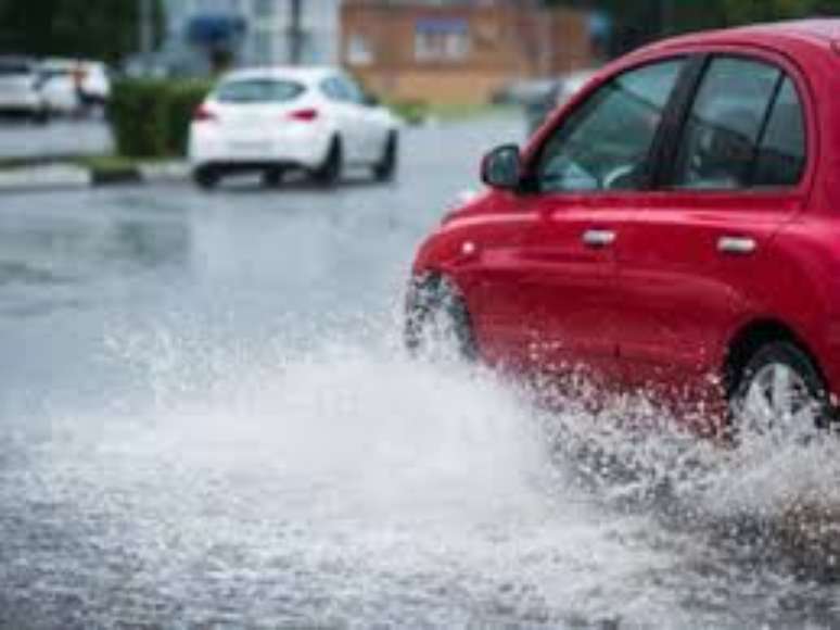 Car in the rain: see 8 quick tips for driving safely
