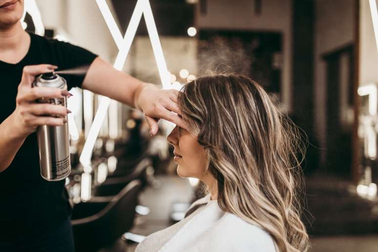 É possível disfarçar os fios de cabelo branco de maneira simples