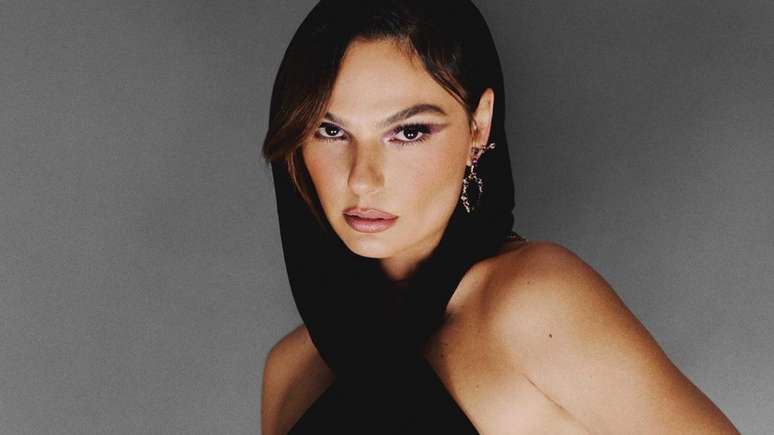 Isis Valverde shows too much when she poses with a transparent look in a stream