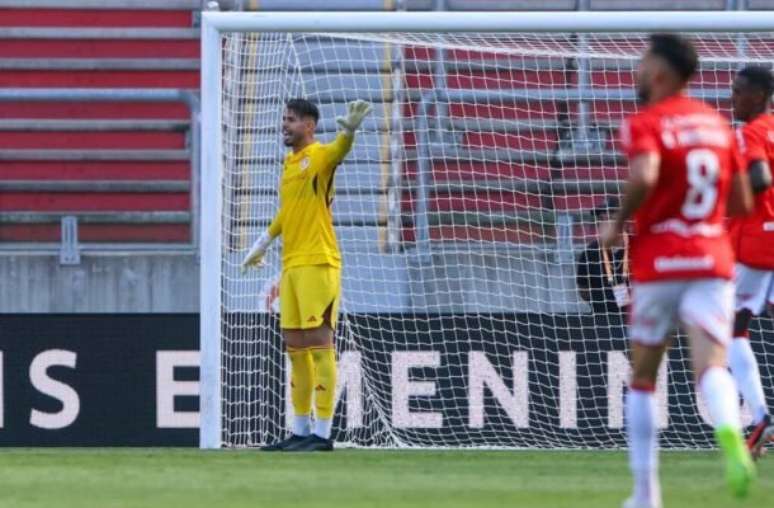 Ivan undergoes surgery after an injury on his debut for Internacional