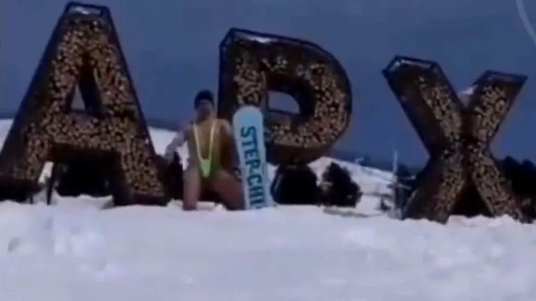 Este homem foi mostrado se desculpando por praticar snowboard em uma encosta com um 'mankini' estilo Borat