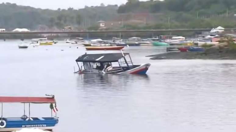 The ship sinks in the bay of Todos-os-Santos;  The Navy searches for missing persons