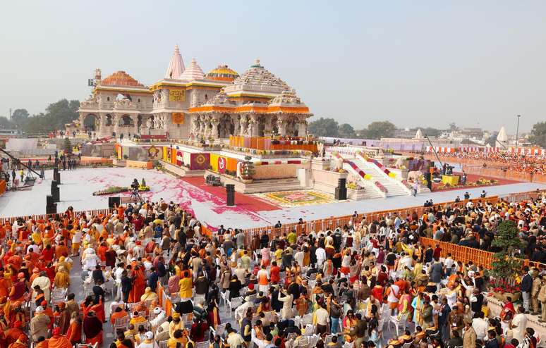 Cerimônia no templo em Ayodhya nesta segunda-feira (22/1)