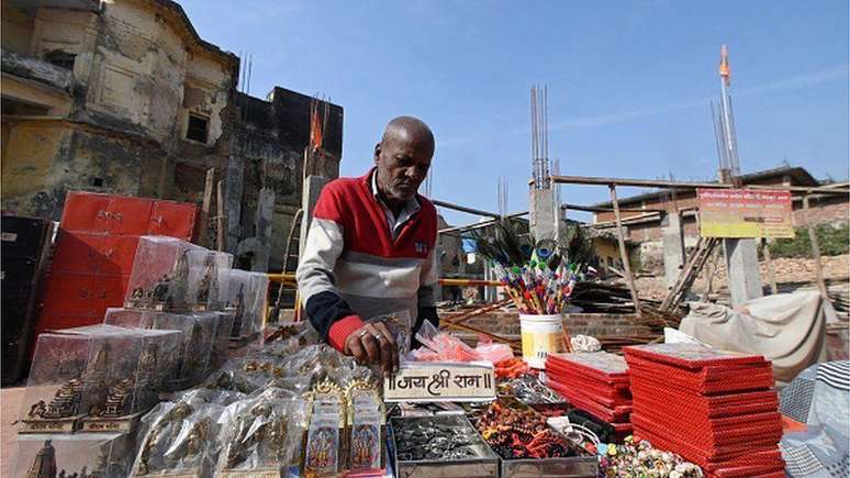 Os bazares de Ayodhya estão repletos de vendedores ambulantes de souvenirs religiosas