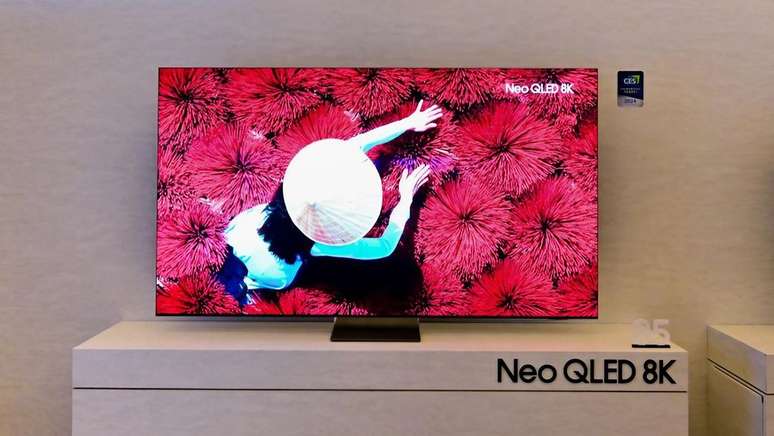 A Samsung confirmou que o IAMF chega às suas TVs e "dispositivos de áudio" ainda em 2024 — é provável que as novas linhas Neo QLED 8K e OLED sejam embarcadas com a solução (Imagem: Divulgação/Samsung)