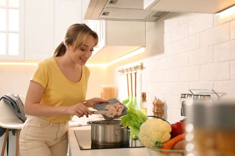 Lavar o frango antes de cozinha pode ser perigoso para a saúde