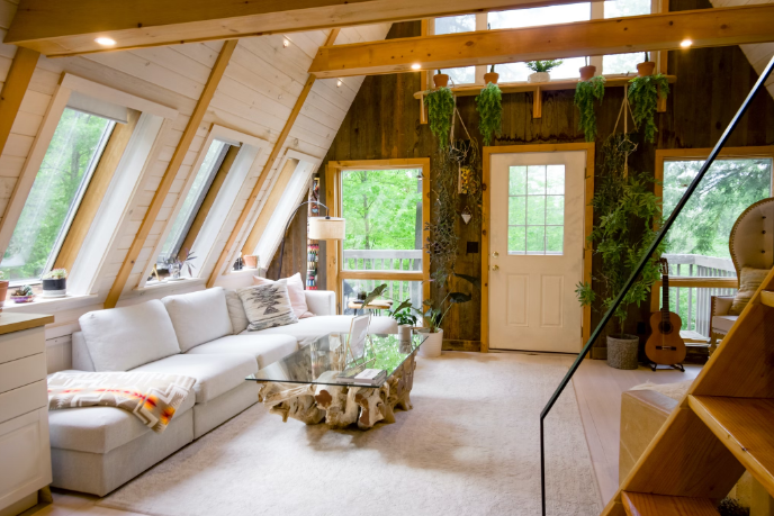 Casas de madeira: móveis naturais, cores claras e tecidos naturais são escolhas seguras para o décor – Foto: Unsplash