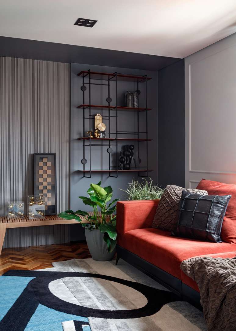 Rustic, retro and contemporary: the 72 m2 apartment comes to life with the blue kitchen