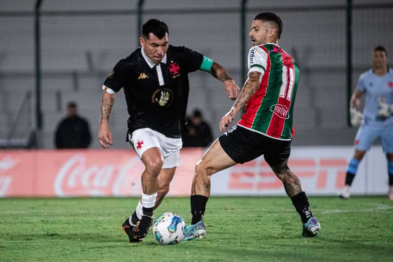 Vasco vence o Deportivo Maldonado e Medel elogia a equipe vascaína.