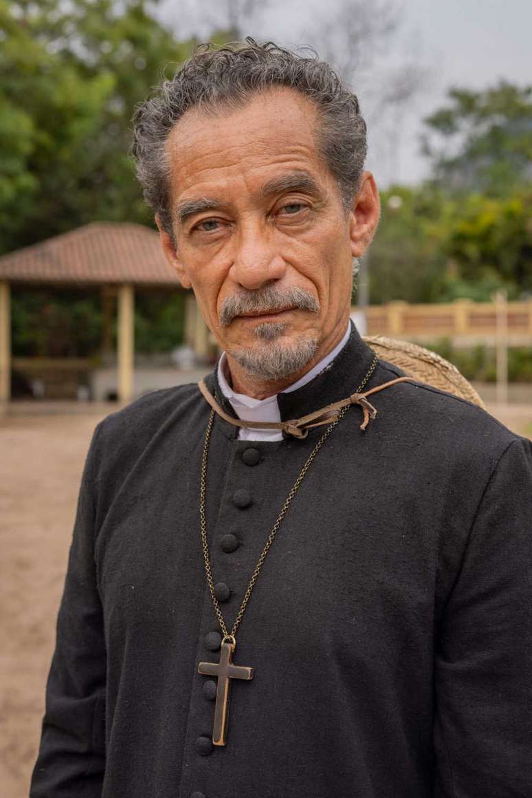 Padre Santo (Chico Diaz) nas duas fases (