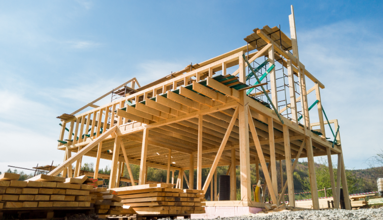 Casas de madeira: construção envolve escolha de materiais resistentes, pré-fabricação e design variado, desde tradicional até contemporâneo – Foto: Shutterstock