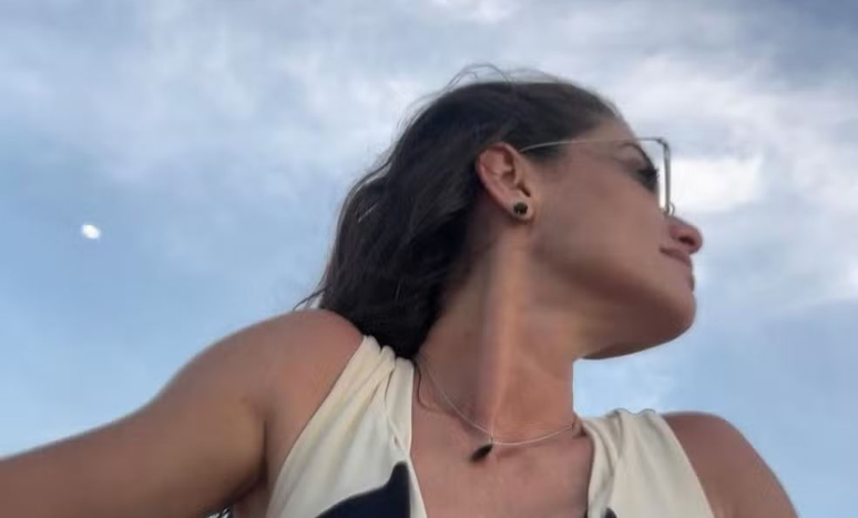 Alinne Moraes records a rare album with her son and husband on holiday at the seaside