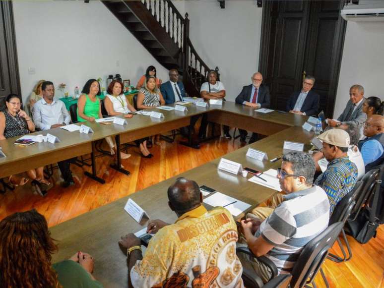 Imagem mostra os conselheiros da comunidade negra em reunião de planejamento, em 19 de janeiro.