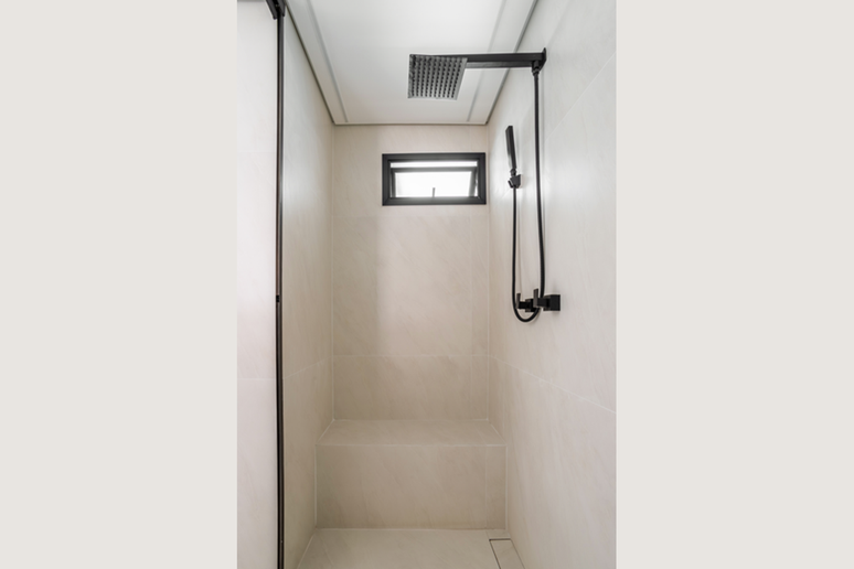 &nbsp;O tom claro aparece como contraponto aos detalhes pretos da esquadria e dos metais Projeto: BMA Studio |