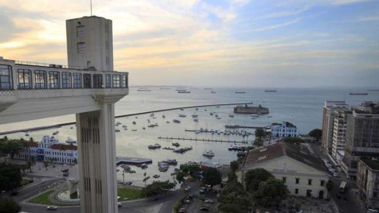 O Elevador Lacerda, um dos principais cartões postais de Salvador, junto com o Farol da Barra, os bairros do Pelourinho e de Santo Antônio Além do Carmo, entre outros