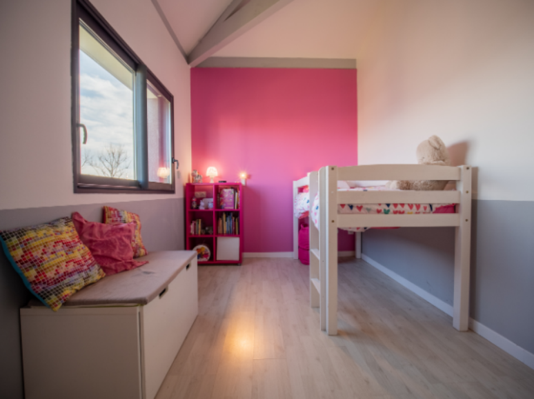 3. Sofá para quarto: modelo baú é prático, decora sem atrapalhar e organiza espaços infantis com armazenamento extra – Foto: Shutterstock