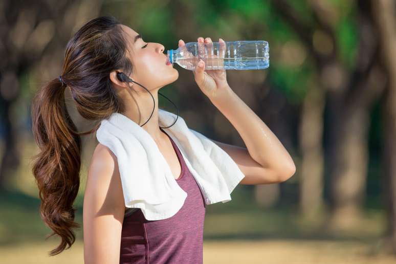 A hidratação é o cuidado principal para quem vai praticar exercícios, pois no calor há um risco maior de sofrer com desidratação