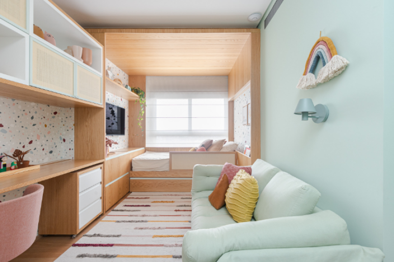 10. Sofá para quarto: quarto infantil moderno com decoração pastel, móveis de madeira e aconchegante sofá verde-menta – Projeto: Duda Senna Arquitetura | Foto: Gisele Rampazzo